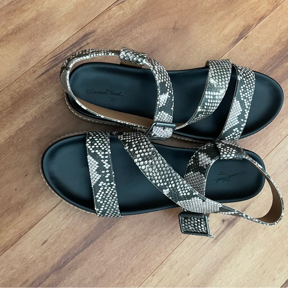 Women's Annika Snake
Print Platform Footbed
Sandals - Universal Thread - Picture 3 of 6